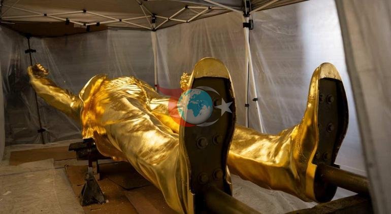 Trumpın altın kaplama heykeli tartışma yarattı Kuzey Kore liderlerinin anıtlarına benzetildi