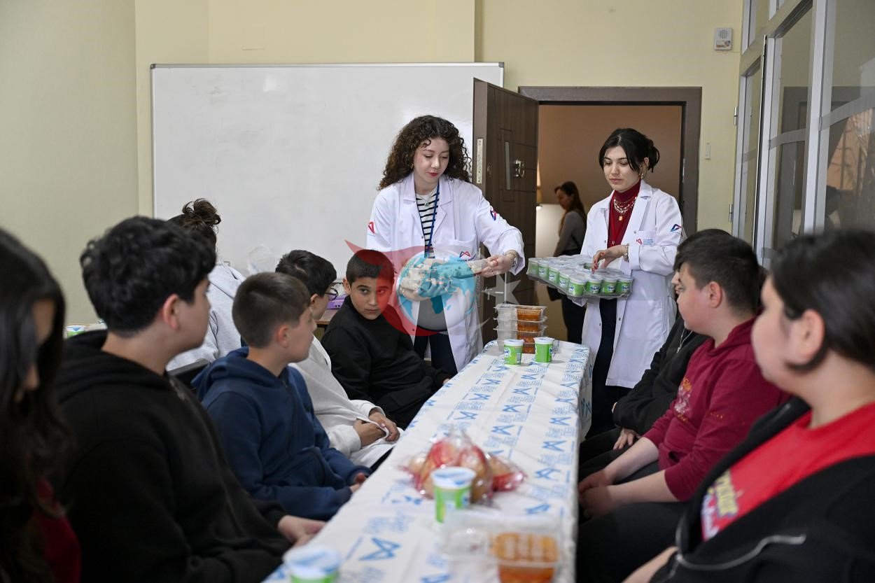 Silifke’de Her Gün Yüzlerce Kişiye Sıcak Yemek Desteği Sağlanıyor