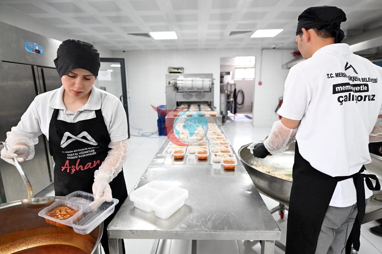 Silifke&rsquo;de aşhaneden her gün yüzlerce kişiye sıcak yemek desteği