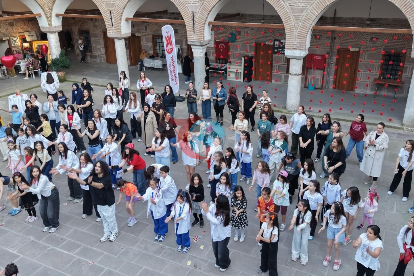 Dünya Dans Günü'nde Coşkulu Anlar Yaşandı