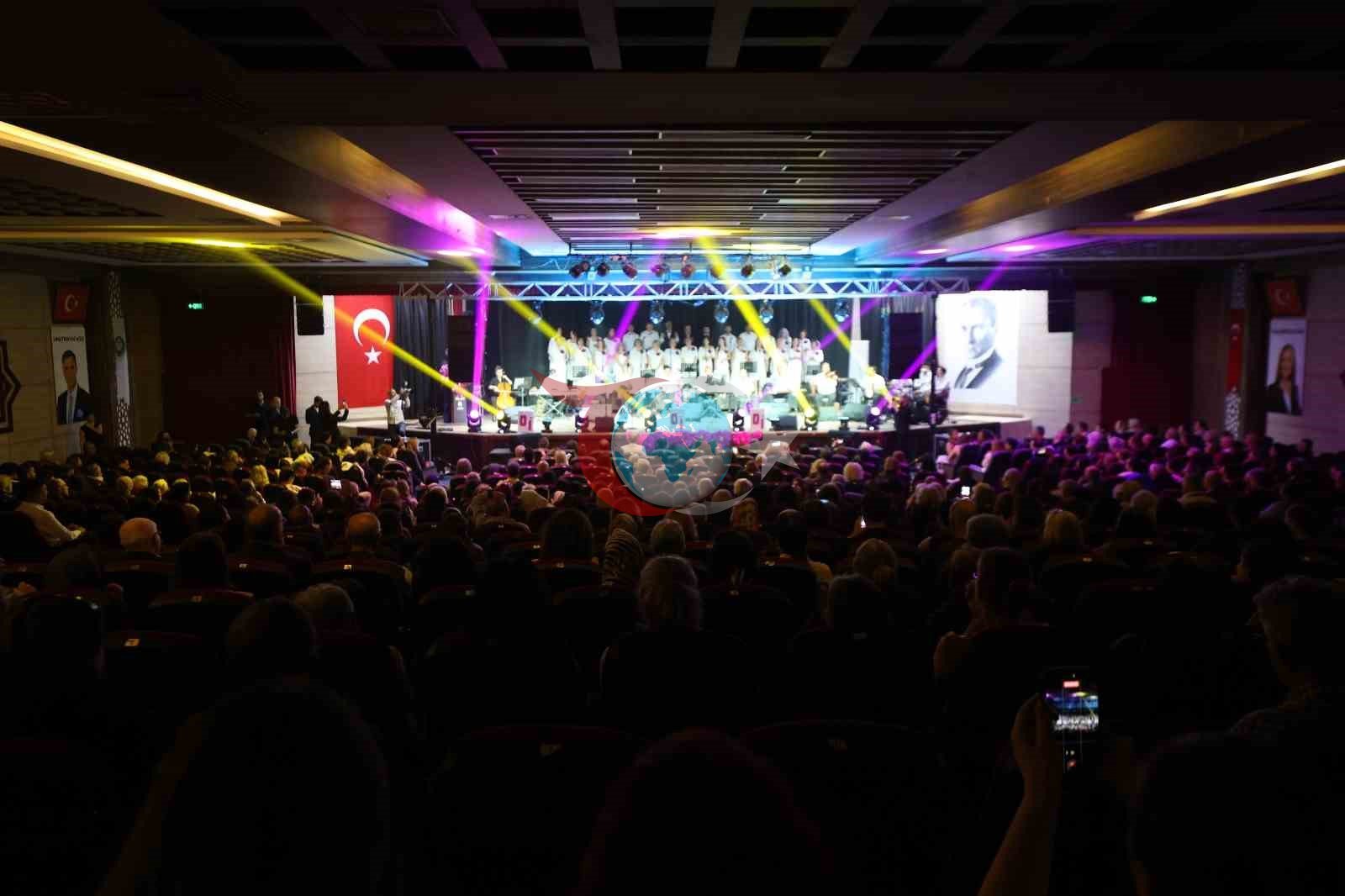 Yunusemre'den İzmir Fuar Geceleri Temalı Unutulmaz Konser