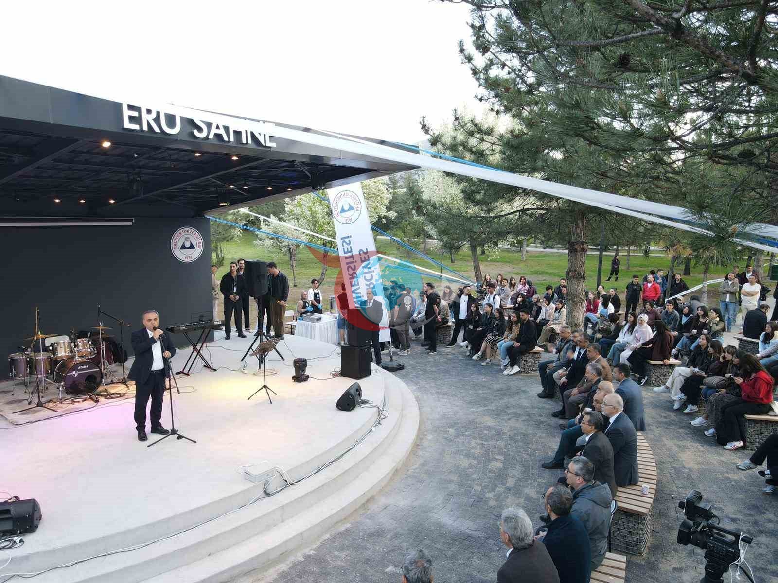 ERÜ Sahne, Coşkulu Bir Konserle Kapılarını Açtı