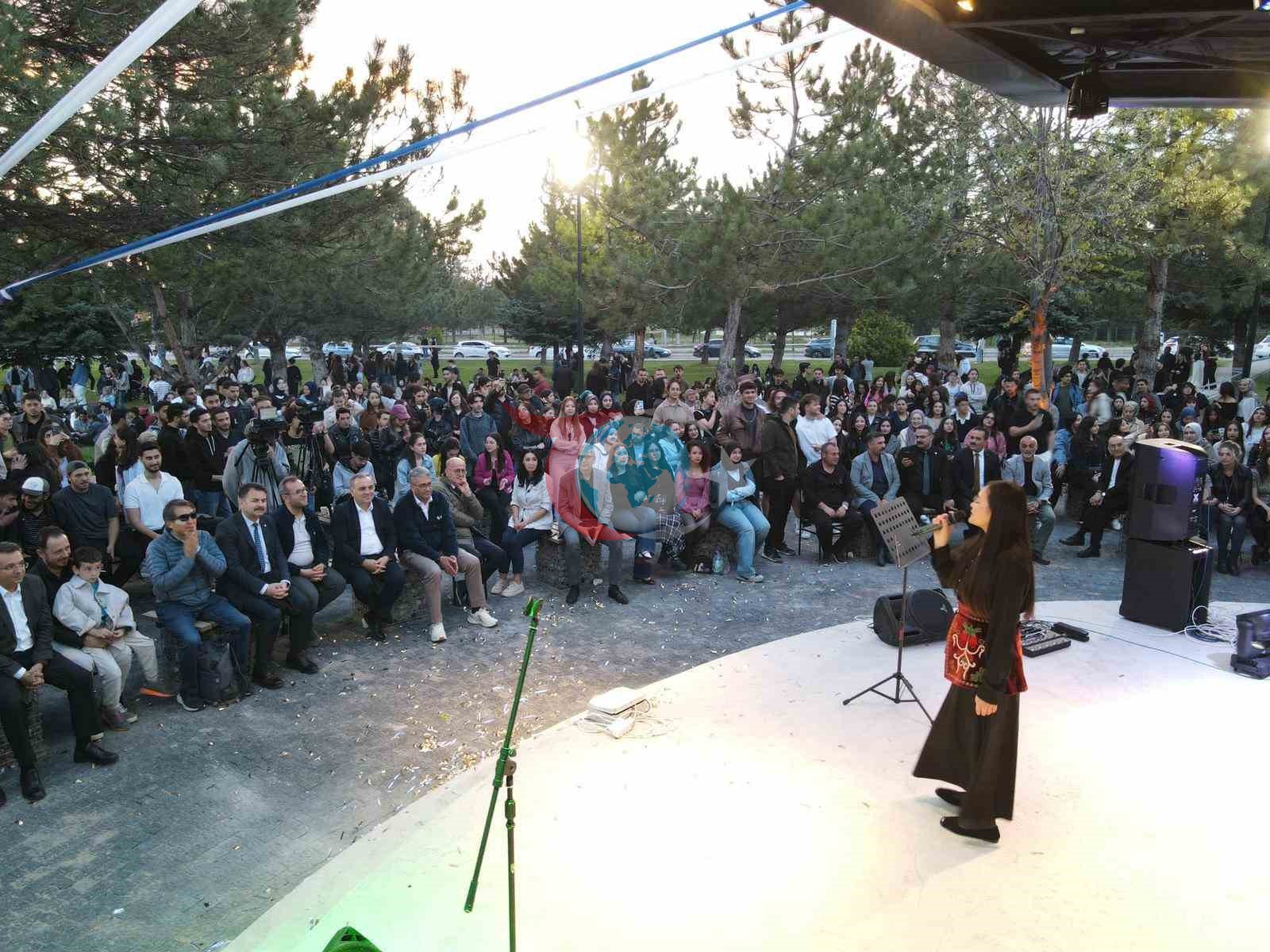 ERÜ sahne muhteşem konserle açıldı