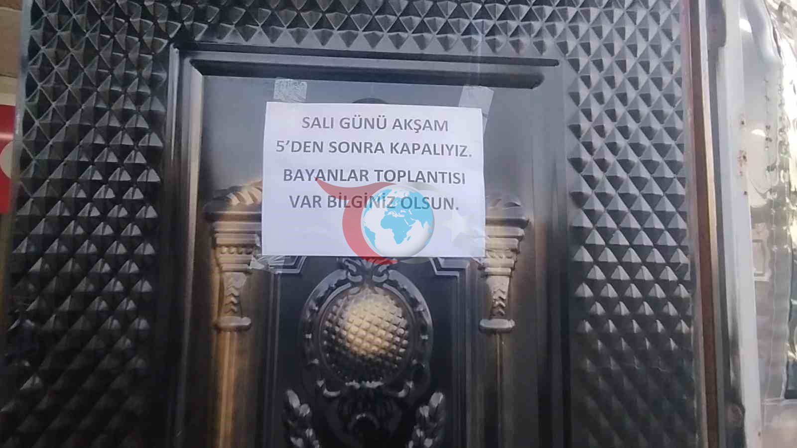 İnegöl’de Kadınlar Kahvede, Erkekler Evde: Rollerin Değiştiği Gün