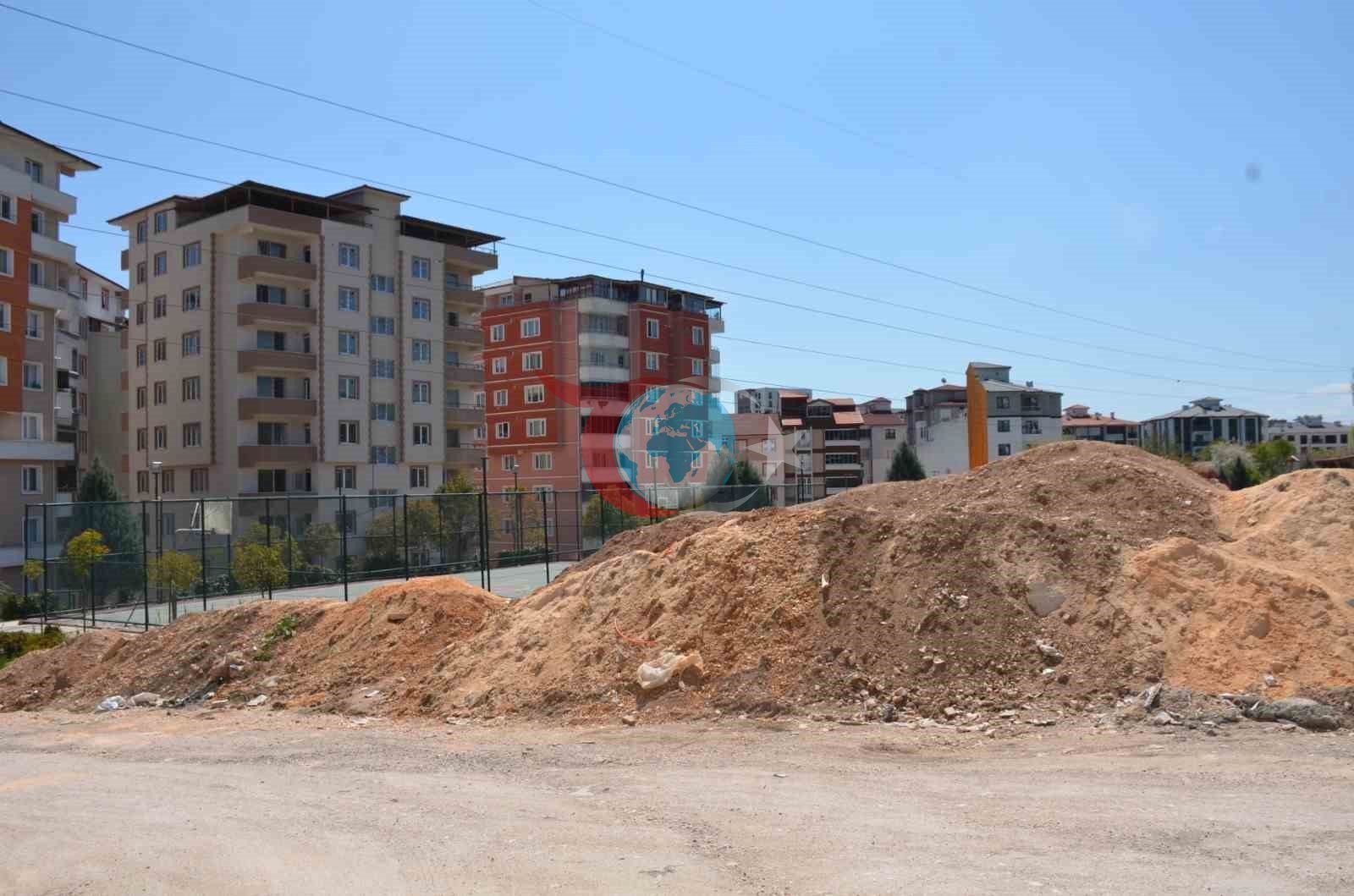 Vatandaşlar Yol Kenarındaki Hafriyat Atıklarına Tepkili