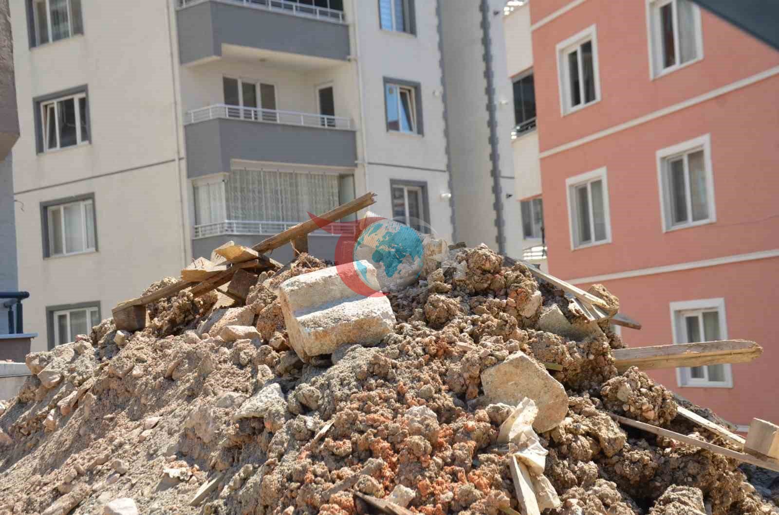 Vatandaşlardan yol kenarına dökülen hafriyatlara tepki