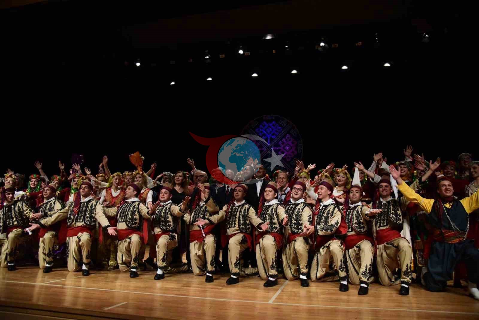 Halk Dansları Topluluğu, Unutulmaz Bir Folklor Gösterisi Sunarken Görsel Ziyafet Yaşattı