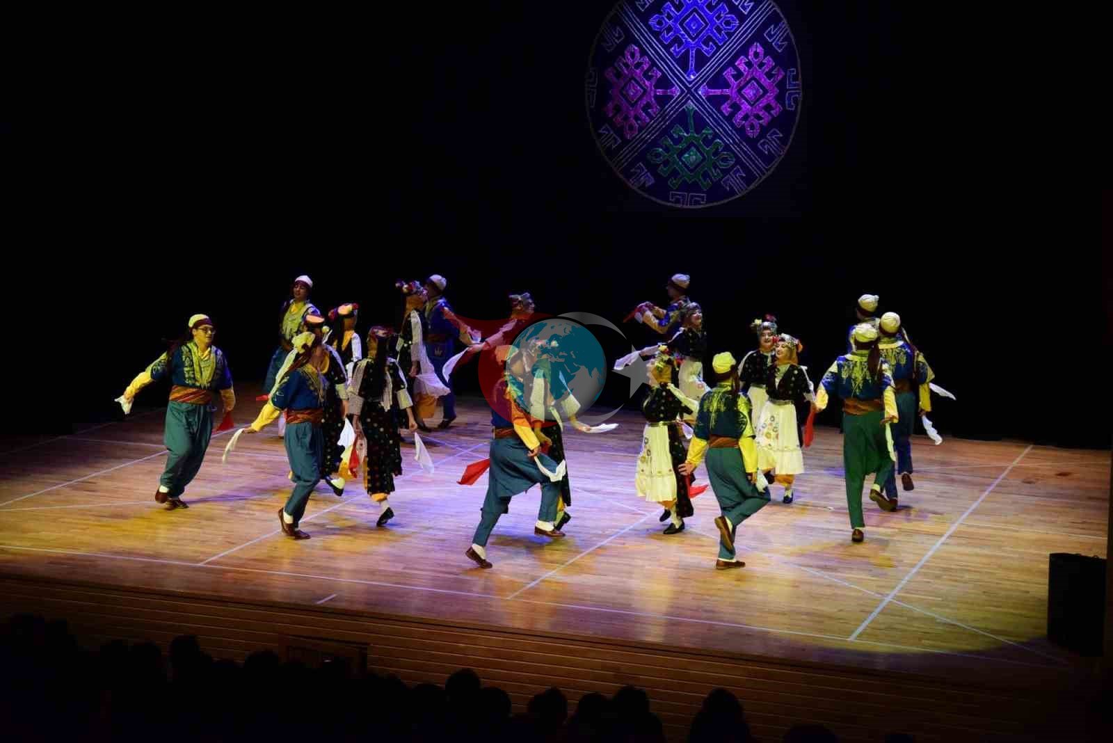 Halk Dansları Topluluğu sahnede folklor şöleni sundu