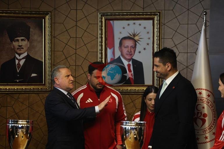 Bakan Bak, Milli güreşçileri kabul etti