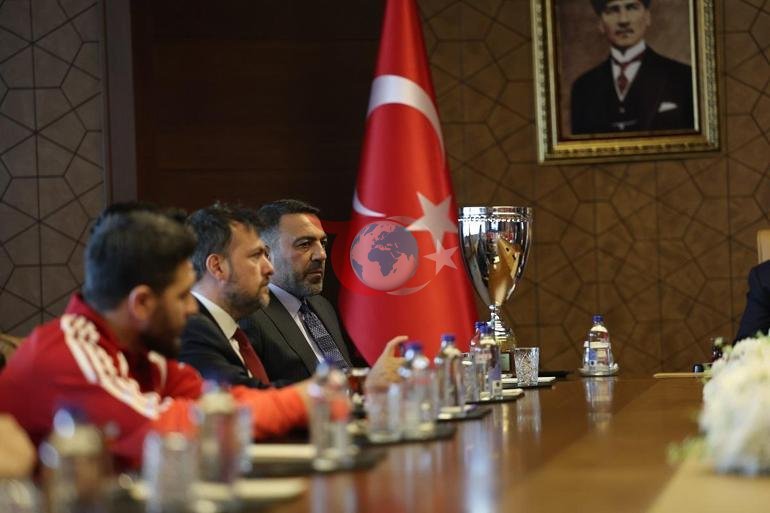 Bakan Bak, Milli güreşçileri kabul etti
