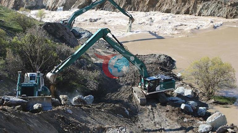 TSK, heyelanın kapattığı Hakkari-Van yolunda panel köprü kuruyor
