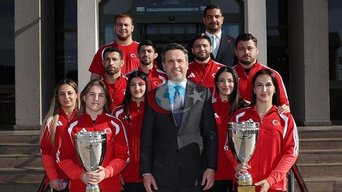 Bakan Bayraktar, Başarılı Milli Güreşçileri Kabul Etti