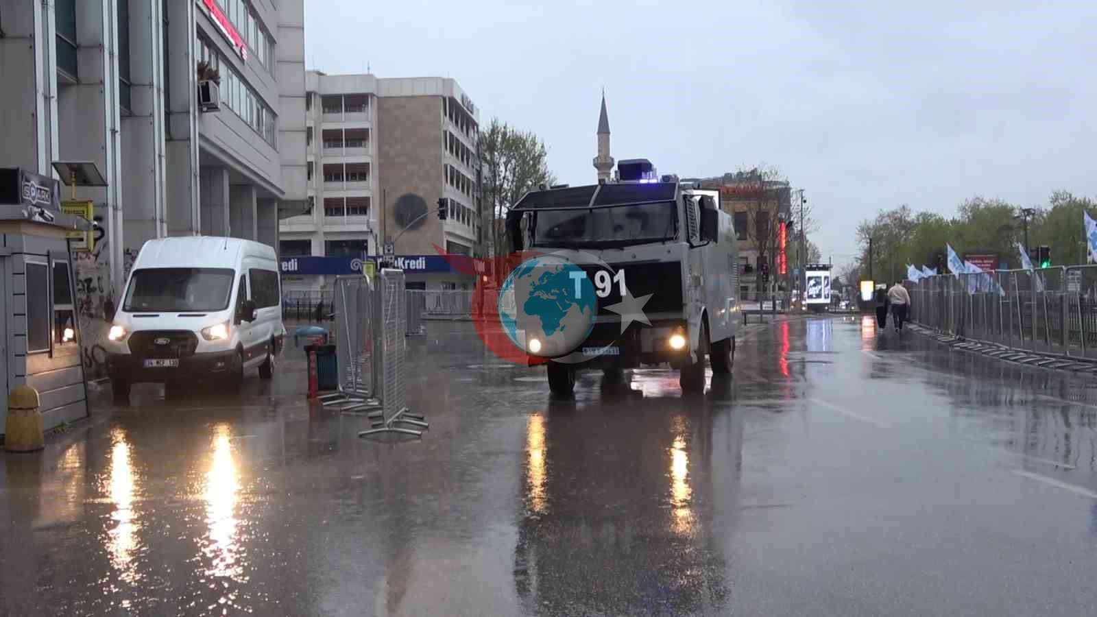 İstanbul&rsquo;da 1 Mayıs önlemleri: Kadıköy Meydanı araç trafiğine kapatıldı