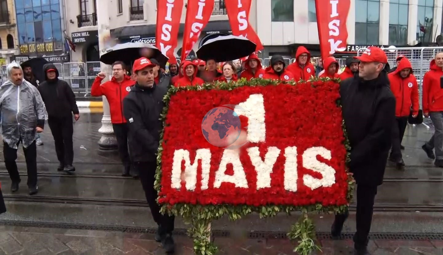 DİSK Taksim Anıtı&rsquo;na çelenk bıraktı