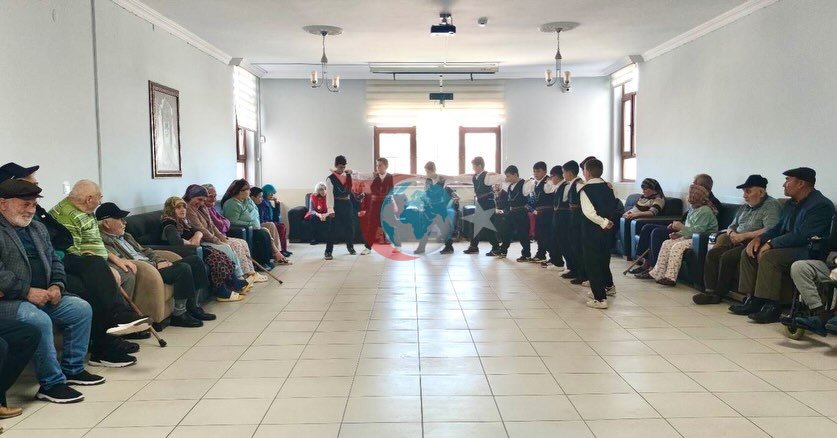 Öğrencilerden Huzurevine Duygu Dolu Ziyaret
