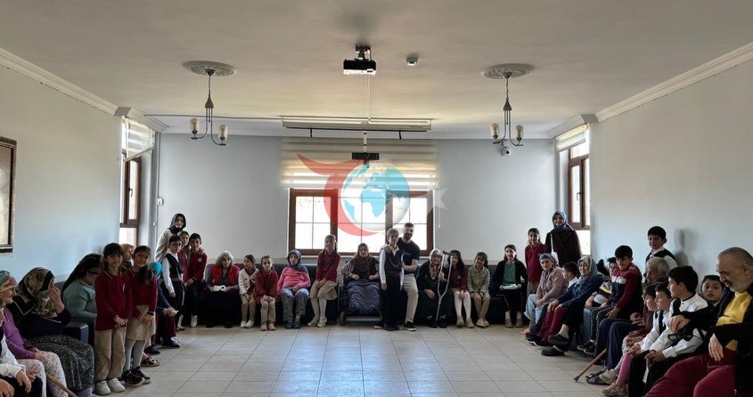 Öğrencilerden huzurevi sakinlerine renkli program