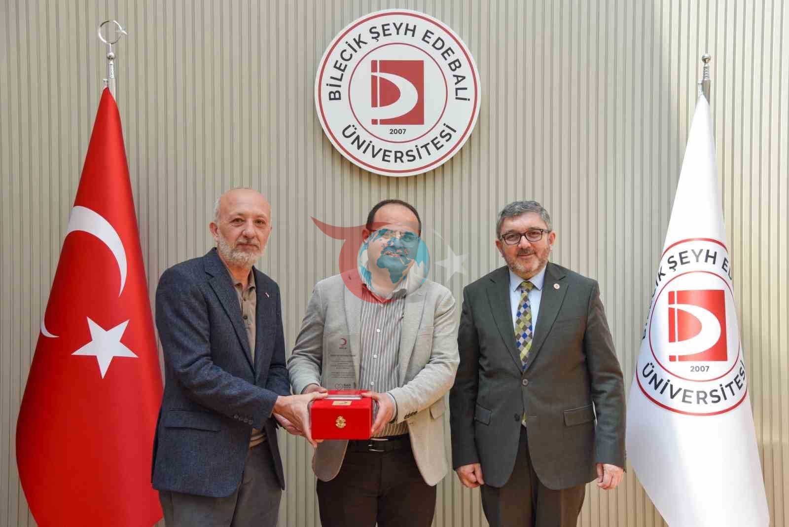 BŞEÜ’ye Gümüş Madalya ve Plaket Takdimi