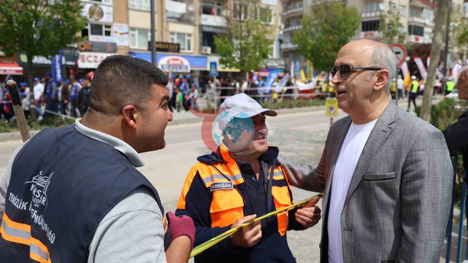Bayramda görevlerini bırakmadılar: Temizlik işçilerinden takdirlik hareket