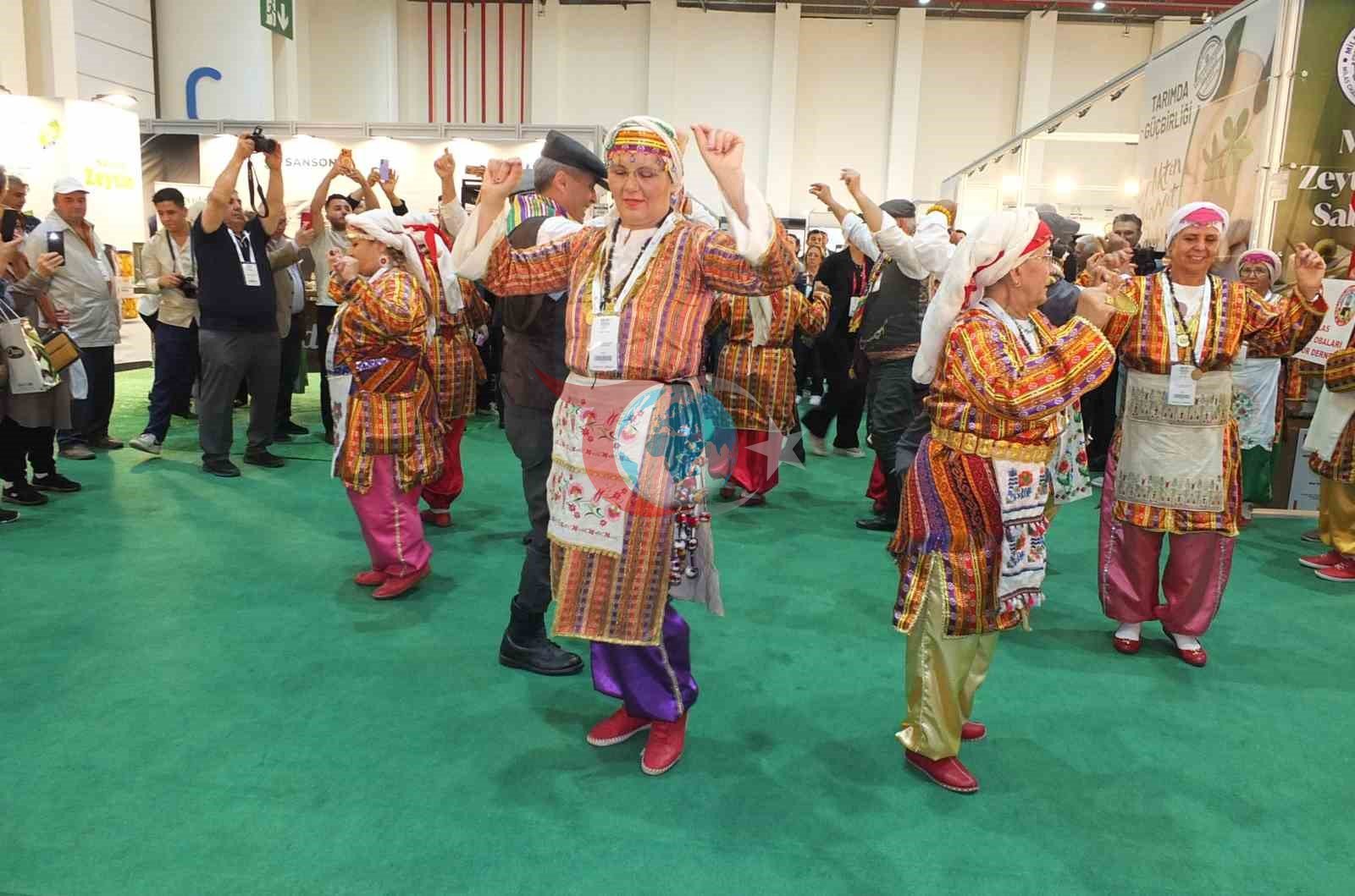 Burhaniyeli zeytinciler İzmir&rsquo;de Olivtech fuarı açılışına katıldı