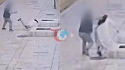 İşgal altındaki Doğu Kudüs'te Fanatik Yahudi'nin rahibeyi darbettiği anlar ortaya çıktı! Arkadan itip defalarca tekmeledi
