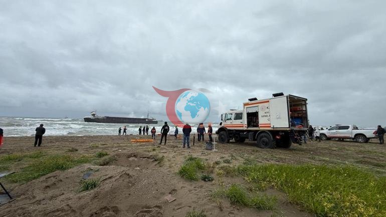 Sakaryada karaya oturan gemide kurtarma operasyonu