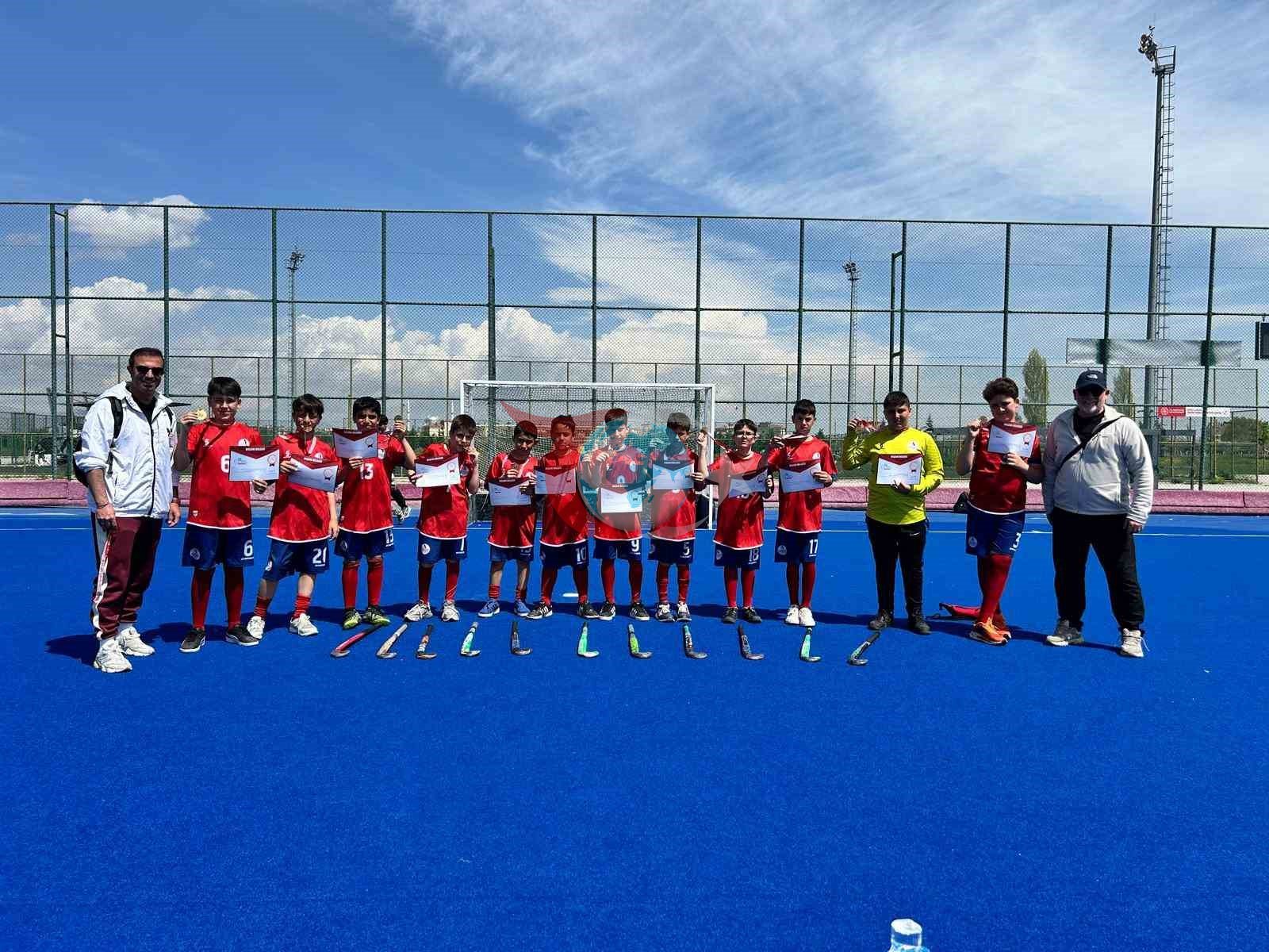 Beypazarı Akşemseddin Ortaokulu Çim Hokeyinde Büyük Başarı Elde Etti