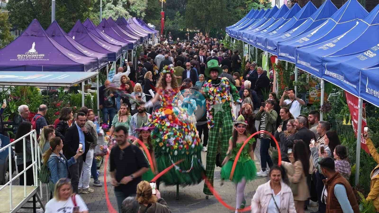 İzmir'de Renkli Çiçek Festivali Başlıyor