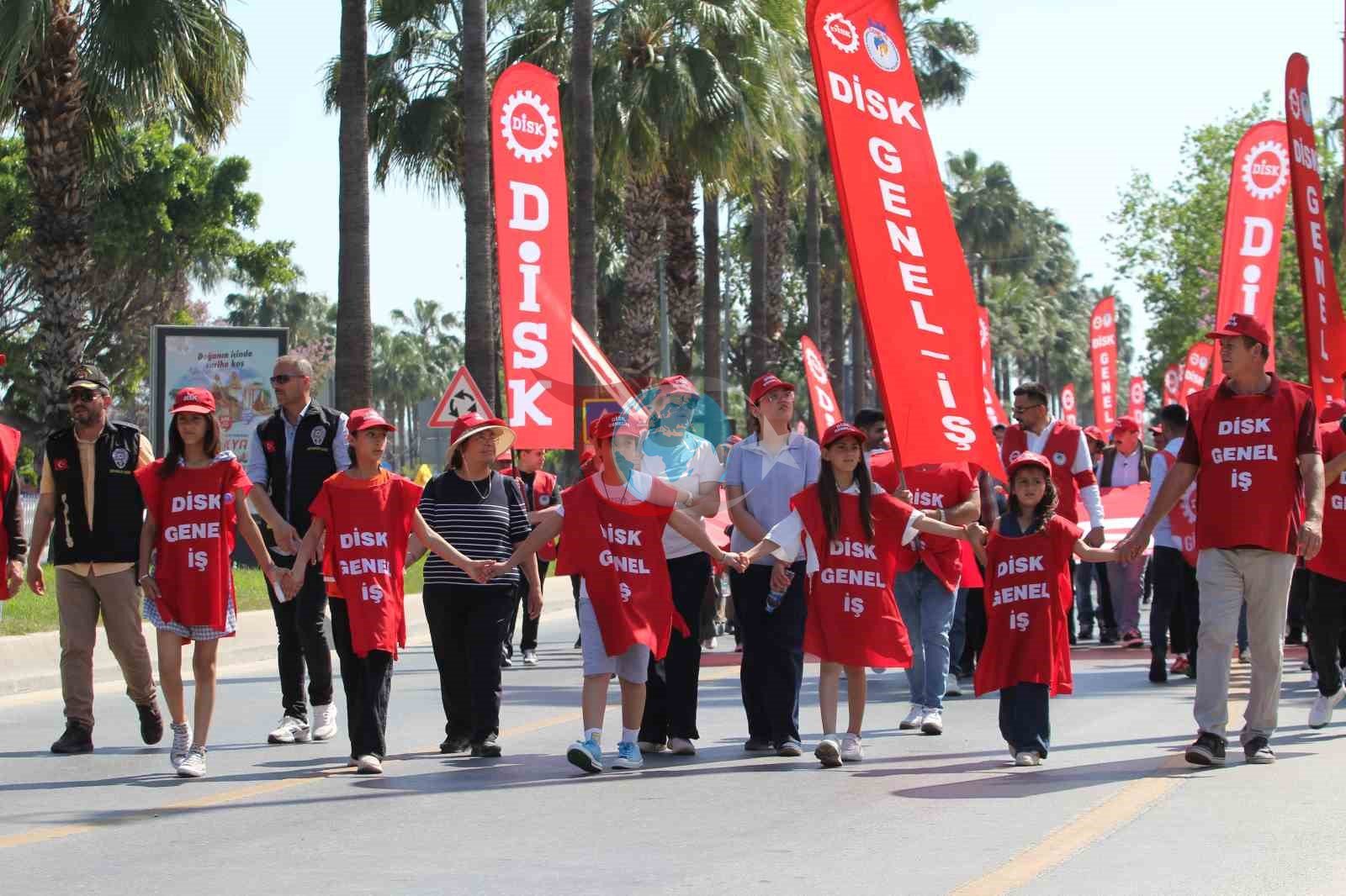 Mersin'de 1 Mayıs Coşkusu: Binlerce Kişi Meydanlarda