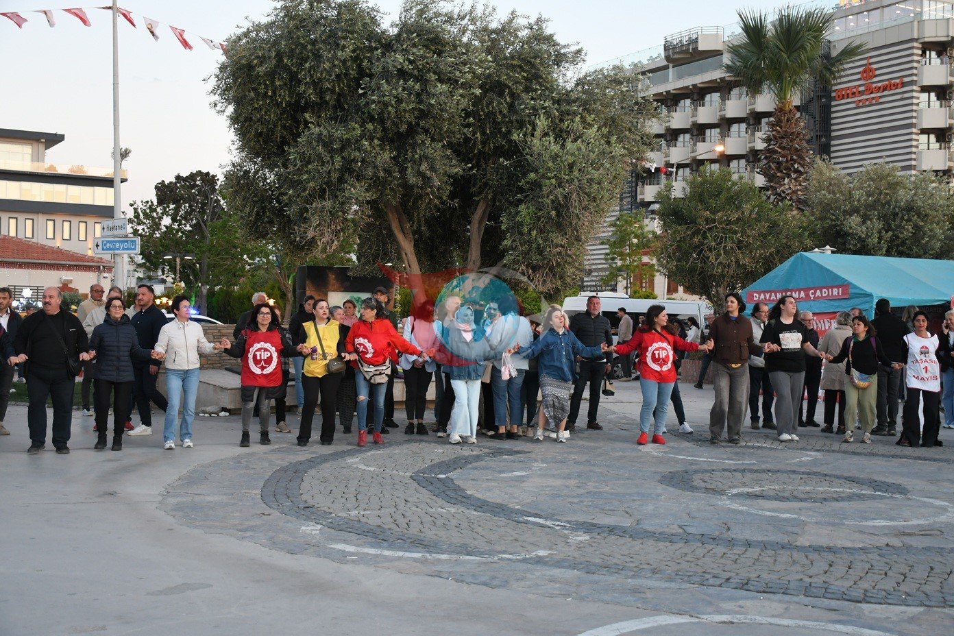 Kuşadası&rsquo;nda 1 Mayıs kutlamaları Ömer Günel mitingine döndü