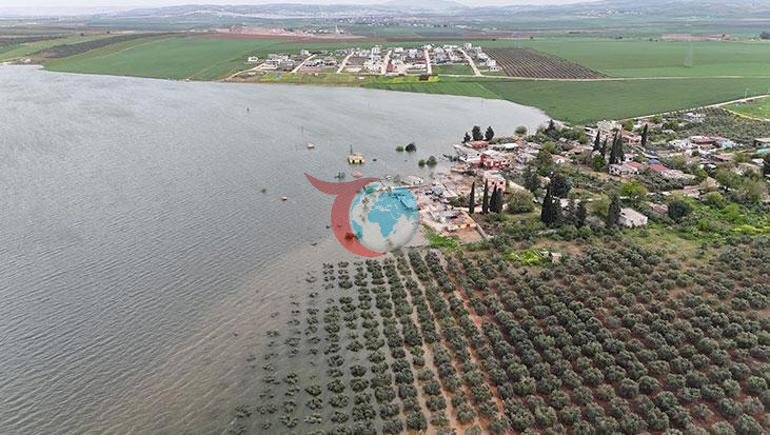 Hatayda boş kalan baraj taştı Köyler suya gömüldü