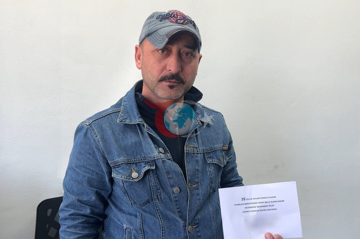 Sanayi sitesinin seyyar berberi, esnafı dükkan dükkan gezerek tıraş ediyor