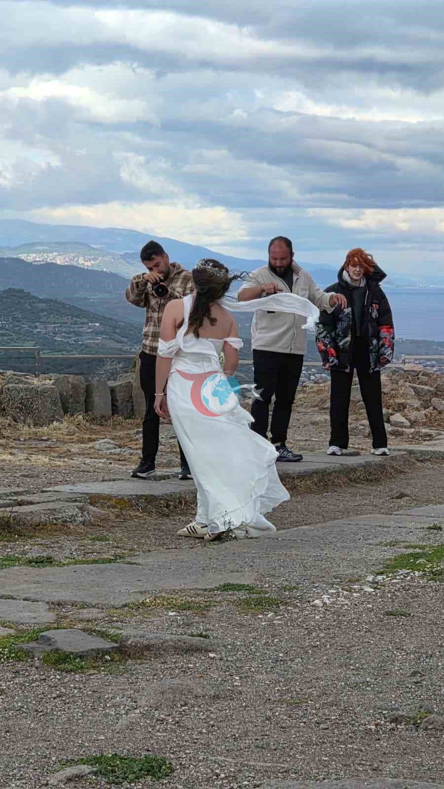 Antik kent, düğün fotoğrafı çektirmek isteyen çifte doğal fotoğraf stüdyosu oldu