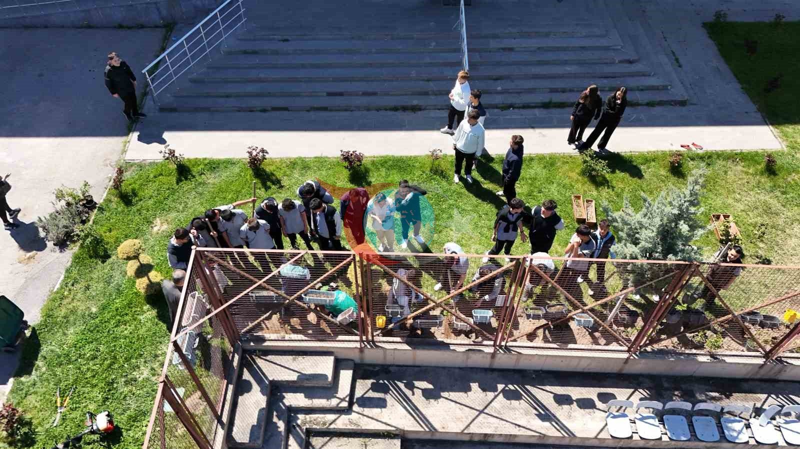 Öğrenciler Lavanta ve Güllerle Doğayı Keşfetti