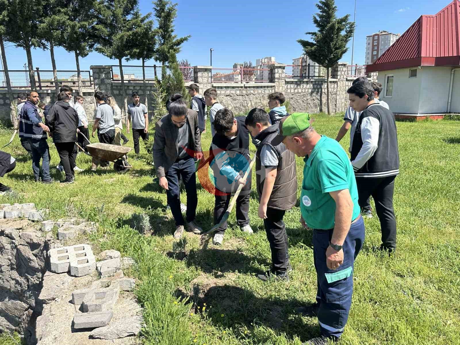 Okul bahçesi lavanta ve güllerle donatıldı