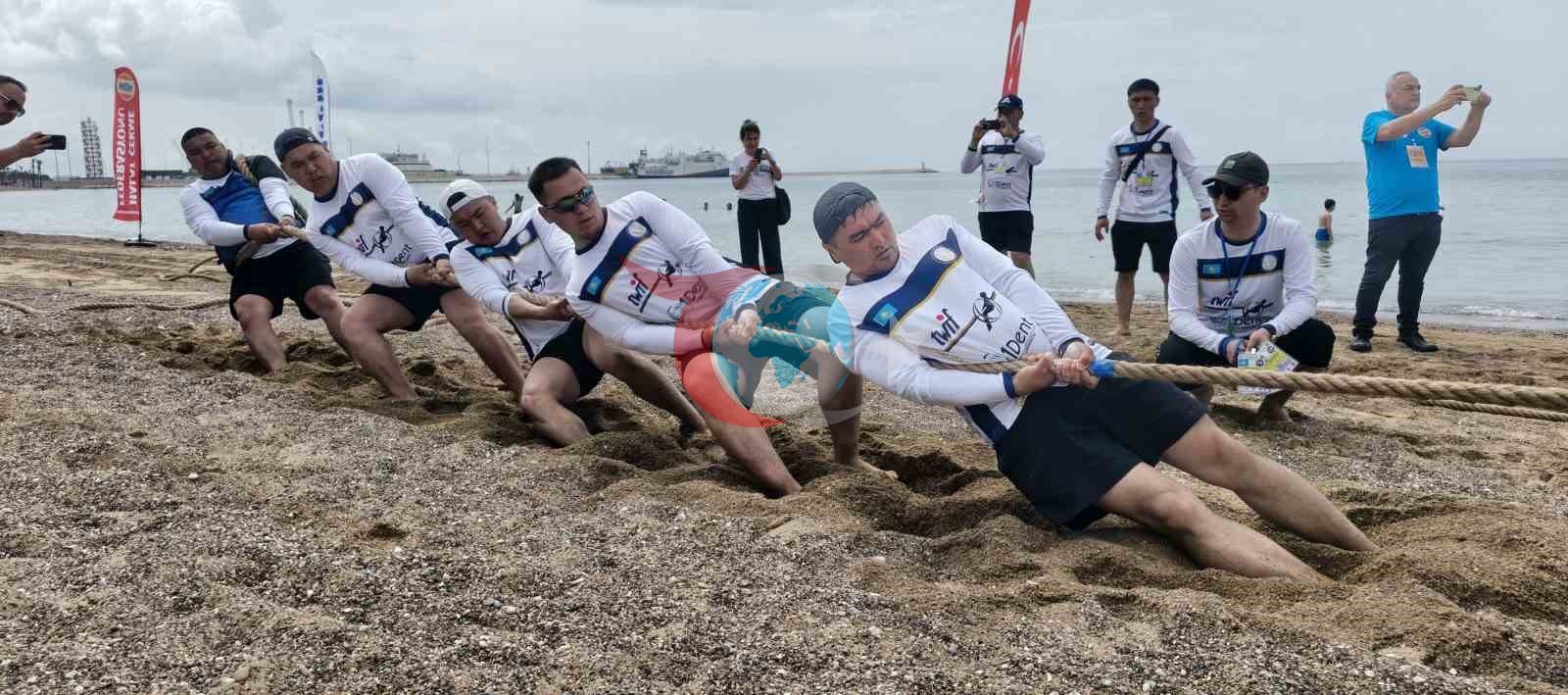 Kuma Saplanan Sporcular Tezahüratlar Eşliğinde Halat Çekti