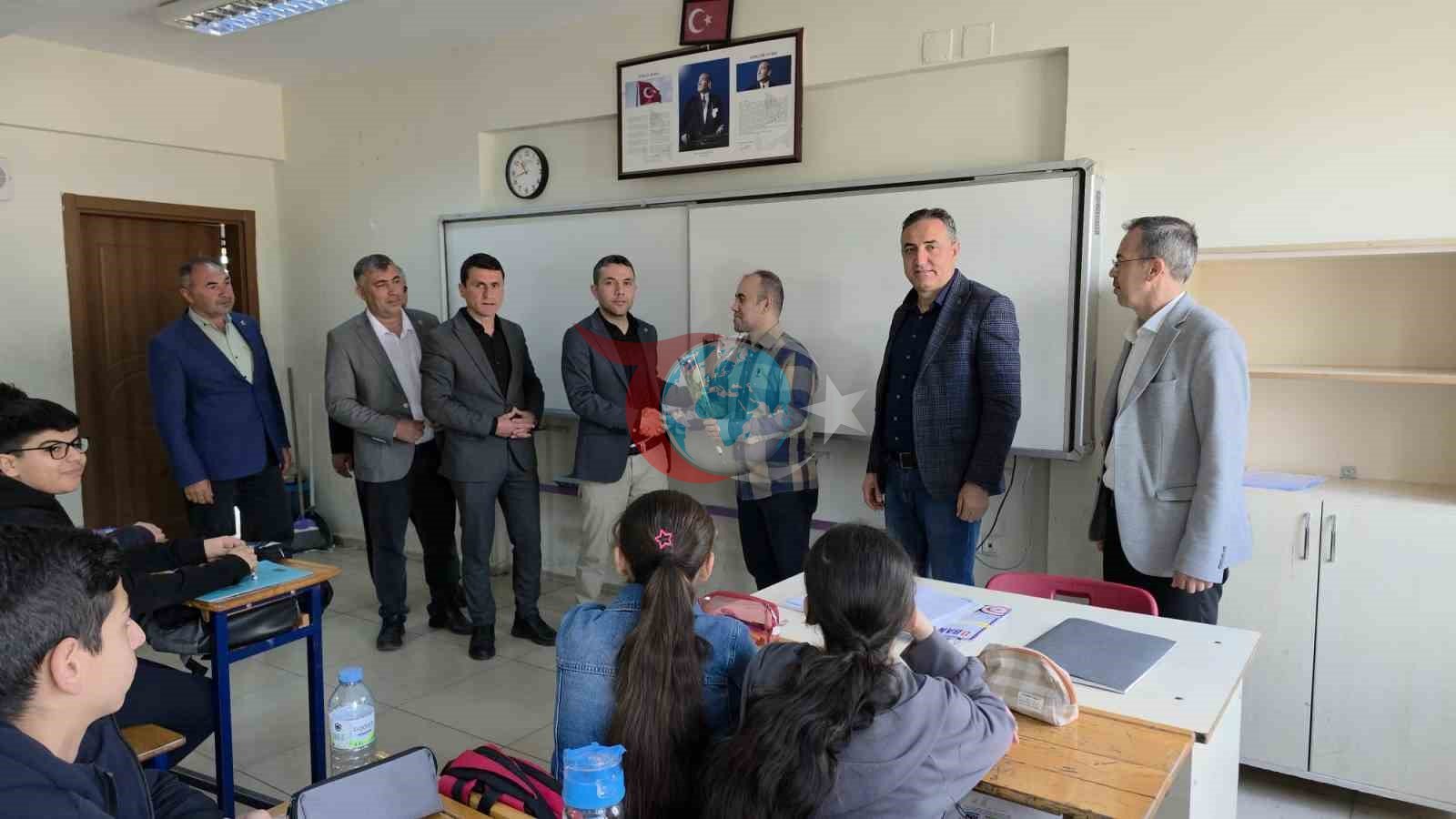 Hassalı muhtarlardan öğretmenlere çiçekli teşekkür