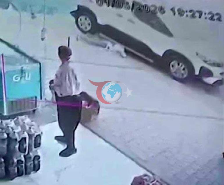 Faciadan dönüldü Terliğini almak için aracın altına giren çocuk ezilmekten son anda kurtarıldı