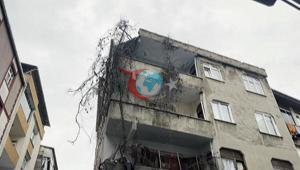Bağcılarda 4 katlı apartmanın çatısı çöktü Bina boşaltıldı