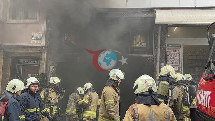 Fatih'te Yangın Korkusu: Zincir Market Deposu Alevlere Teslim
