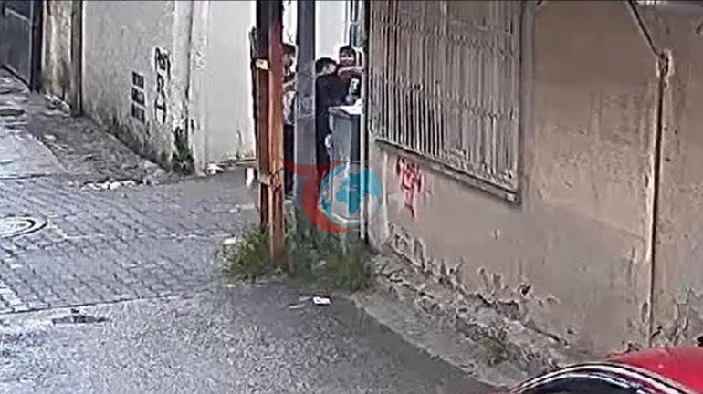 Adanada sokakta şoke eden görüntüler 3 çocuk sokakta yaşayan adamı darbetti