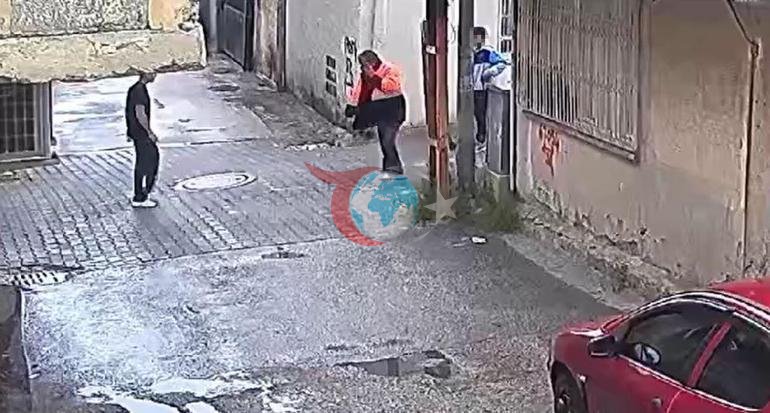 Adanada sokakta şoke eden görüntüler 3 çocuk sokakta yaşayan adamı darbetti