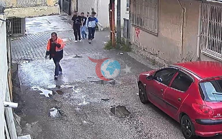 Adanada sokakta şoke eden görüntüler 3 çocuk sokakta yaşayan adamı darbetti