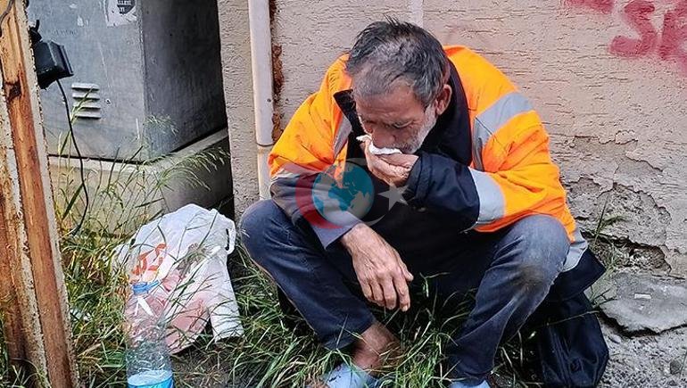 Adanada sokakta şoke eden görüntüler 3 çocuk sokakta yaşayan adamı darbetti