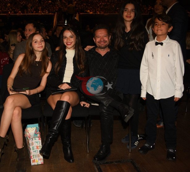 Ahu Yağtu genç sevgilisini yanından ayırmıyor