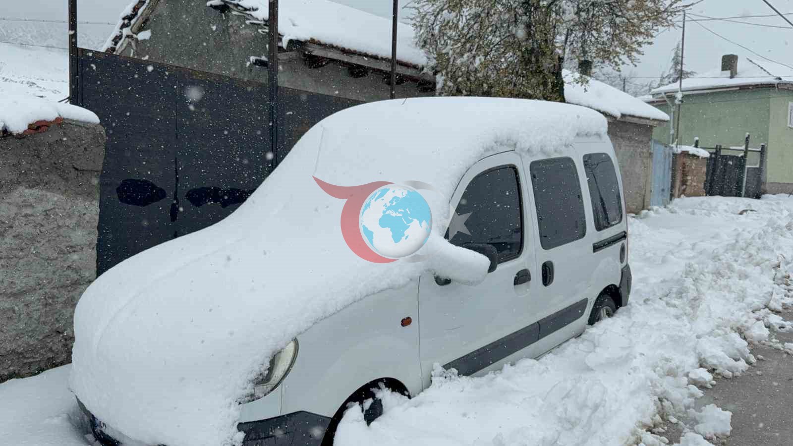 Kar Yağışı Seyitgazi Yollarını Kapladı