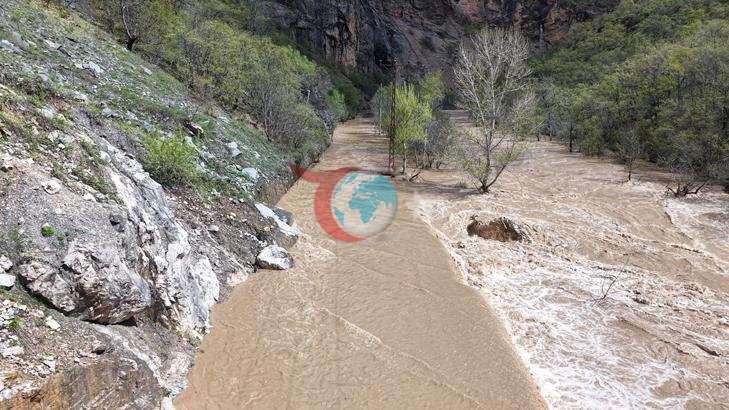 Tunceli'de Munzur Nehri Taştı, Kara Yolu Ulaşıma Kapandı