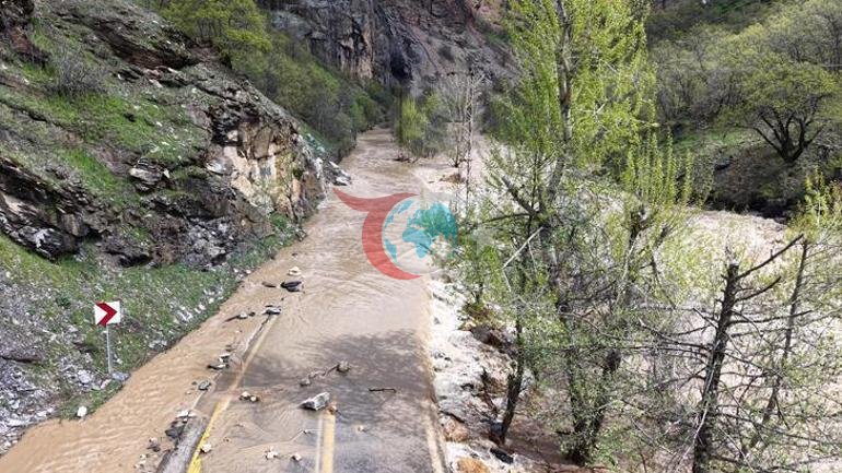 Tunceli’de Munzur Nehri taştı Kara yolu sulara gömüldü, ulaşım durdu