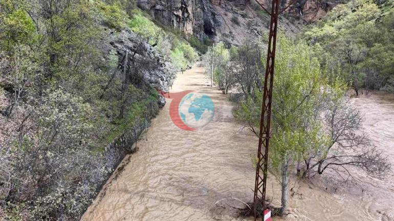 Tunceli’de Munzur Nehri taştı Kara yolu sulara gömüldü, ulaşım durdu