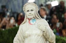 Met Gala'da yıldız rüzgarı! Birbirinden renkli kostümler, kırmızı halıdan ilginç görüntüler