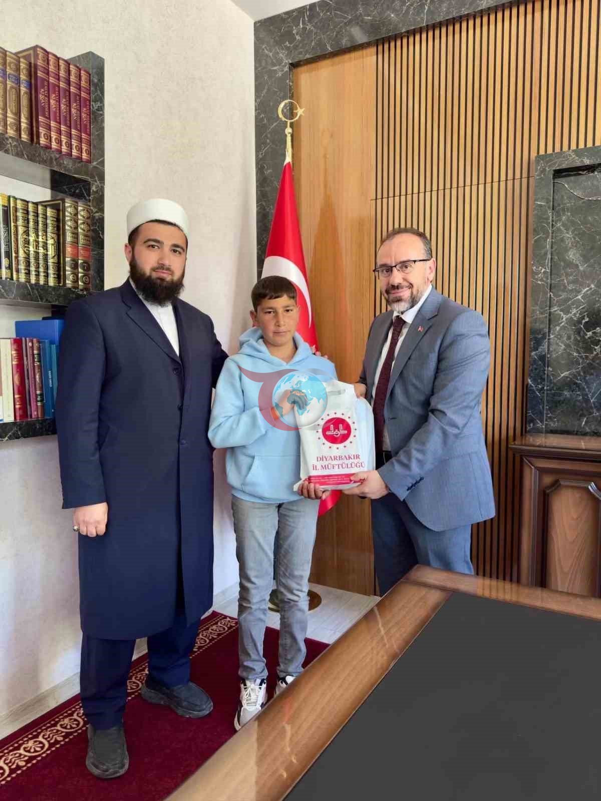 Cami İnşaatına Kumbarasını Bağışlayan Çocuk Takdir Edildi